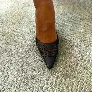Manolo Blahnik Black Leather Cutout Pointed Toe Stiletto Heel Pumps Size 38.5